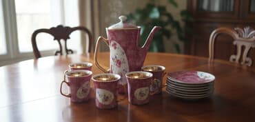 Set za kafu ili čaj, izrađen od porcelana. Sadrži bokal sa poklopcem — 1