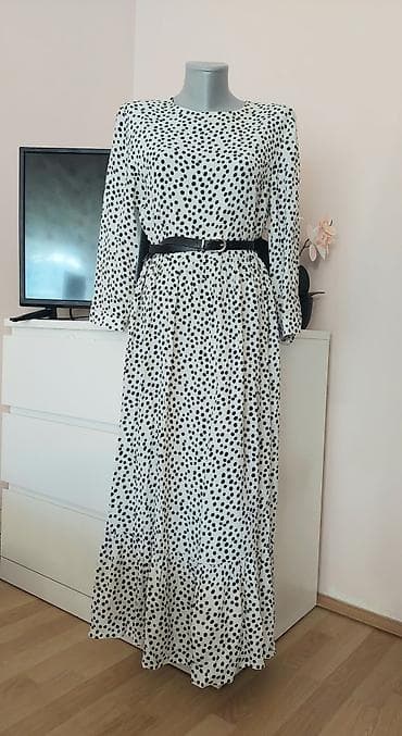 odece: Crno-bela maksi haljina s tufnama - Model: duga, lepršava maksi — 1