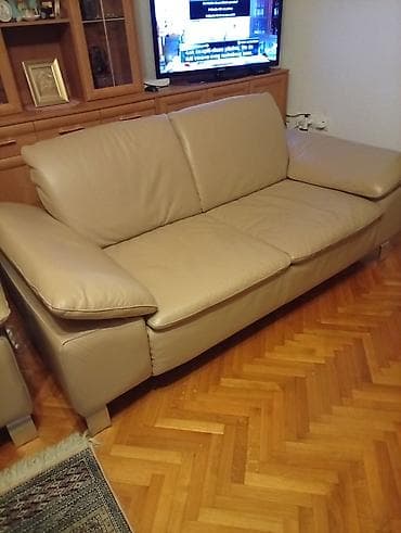 stolovi za kuhinju: Kožna dvosede/sofa – bež/peščana boja . DVA TROSEDA — 1