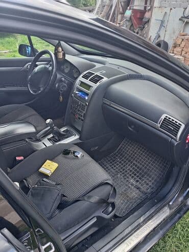 lidl presvlake za auto: Peugeot 407 SW karavan u crnoj boji. Vozilo ima krovne nosače i alu — 5