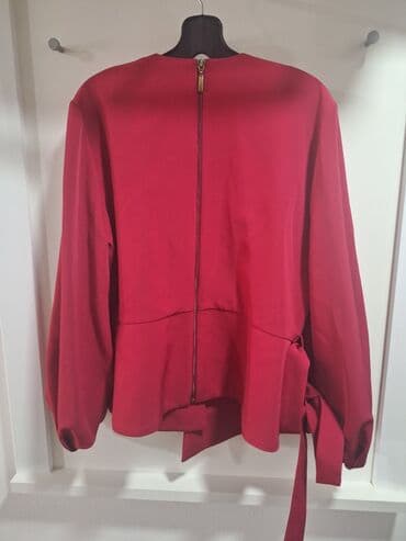 asimetrične tunike: Elegantna ženska bluza u boji tamnog crvenog/bordo tona. - Model sa — 1