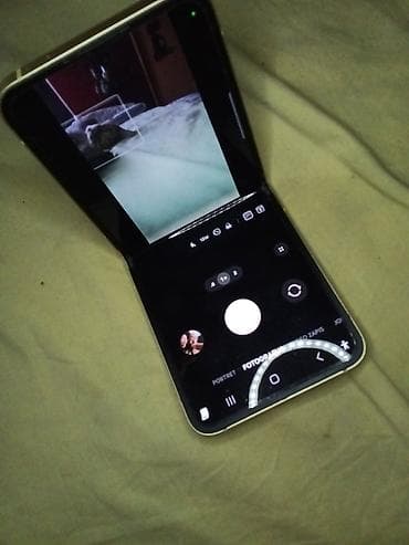 roze zlato: Samsung Galaxy Z Flip – zlatna boja - Kompaktan preklopni telefon sa — 9