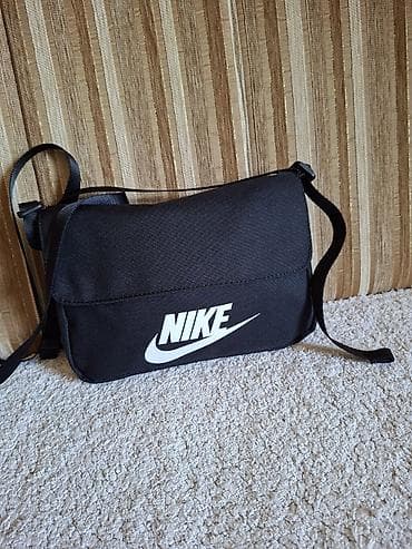 zenska torba guess: Nike unisex torbica preko ramena – crna - Kompaktna torbica sa — 1