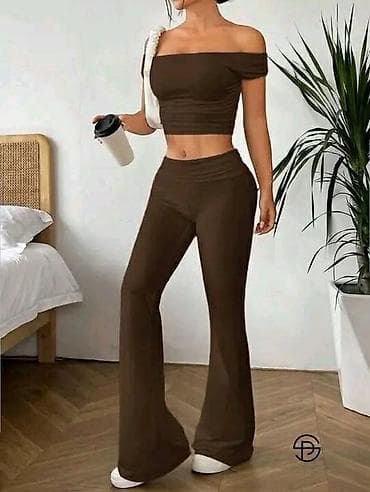 dekolte majice: Komplet crop top bez ramena majica i široke zvonare pantalone — 4