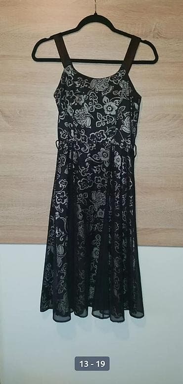 Crna haljina sa cvetnim uzorkom - Model: midi dužina, A-kroja, sa