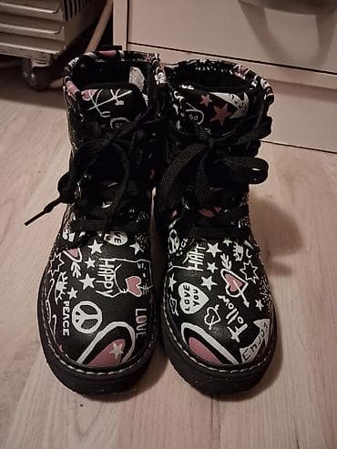 patike sa leptirima: Dečje čizme sa pertlama, crne sa šarenim printom (beli i roze motivi — 2