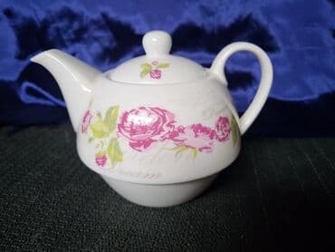 Bokalcic nov porcelanski. Bokal,sve na njemu odsjaj od svetla — 1