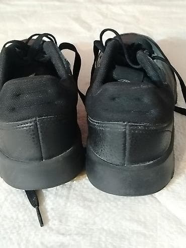 polovni kostimi za maskenbal za decu: Adidas patike u odlicnom stanju droj 36-700 dinara Broj 36 Gaziste 22 — 2