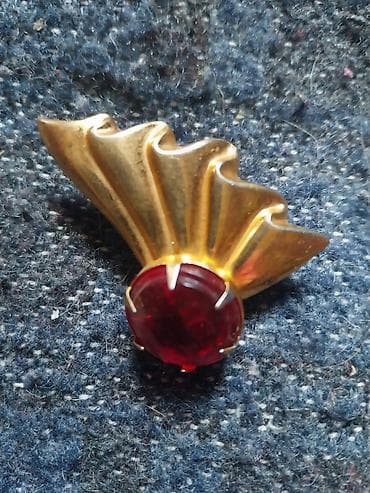 aldo torba cena: Broš u obliku lepeze sa crvenim kamenom - Elegantna zlatno-tonirana — 1