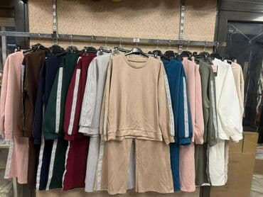 prugaste pantalone: Ženska trenerka koja se sastoji od dukserice dugih rukava i pantalona — 1