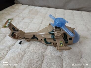 Helikopter. Nov. Povuce se kanap i okrece se propeler. Bez ikakvih