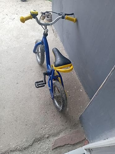 decije sandale vesna: Dečiji bicikl – plavo‑žuti, sa zvoncem - Veličina točkova: oko 12 — 2