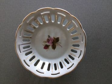 sampanjac za decu: Porcelanska satula iz 70tih
Porcelan Zajecar Jugoslavija — 3