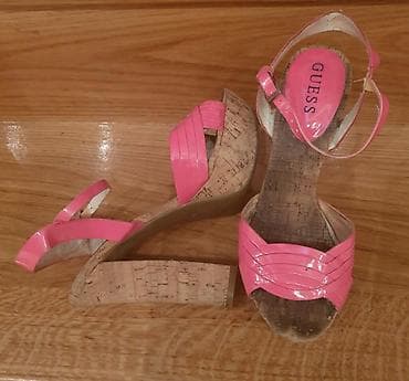 Guess neon roze sandale sa plutom. Imaju i stiklu i platformu. Broj 37
