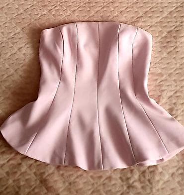 ZARA korset-top bez bretela u puder roze boji. Model sa strukiranim na lalafo.rs ZARA korset-top bez bretela u puder roze boji. Model sa strukiranim