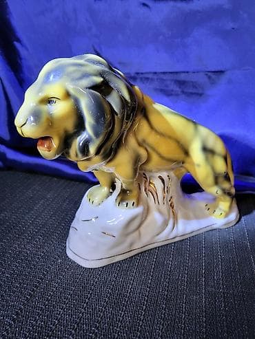 vt401 k: Figura lava,jugoporcelan Titov Veles iz 70ih.god. Porcelanska — 4