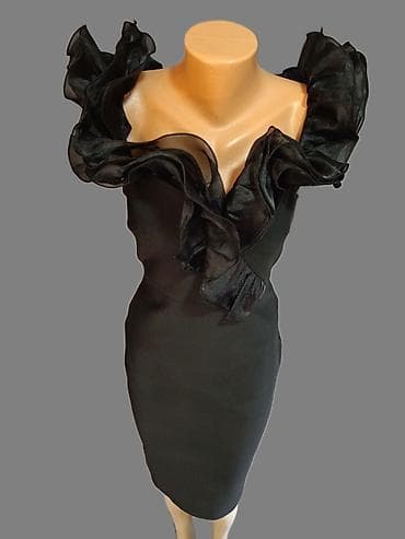 duboke tene: Elegantna crna midi haljina sa naglašenim ramenima i raskošnim 3D — 5