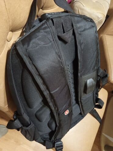 Trotineti, skejtbordovi i hoverbordovi: Crni ranac. Made in Swiss ojacan. Nеma ostecenja .Duzina 50cm,sirina — 9