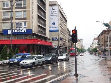 Veliki bilbord postavljen na fasadi zgrade. Bilbord je pravougaonog — 3