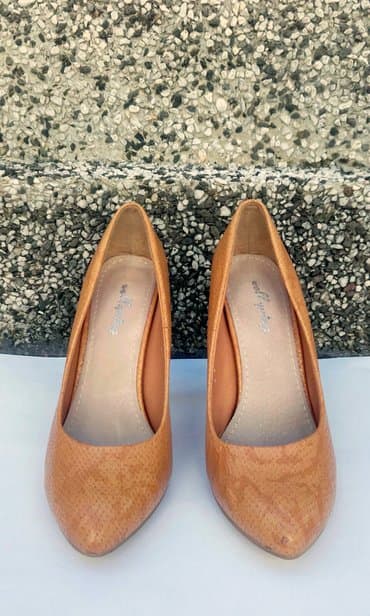 caprice cipele: Oker žute salonke, imitacija zmijske kože, visina štikle 10 cm. Nošene — 1