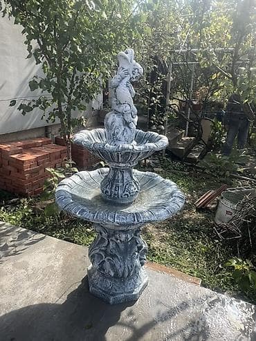 jagode u buretu: Vrtna fontana sa figurom – dvostepena, dekorativna - Materijal — 1