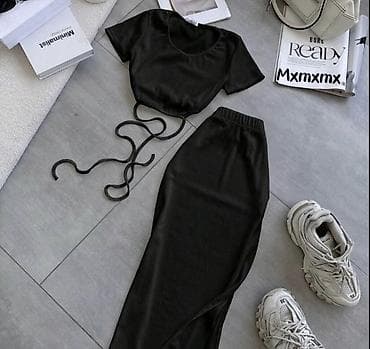 crop top jakna: Komplet u crnoj boji – crop top i suknja. - Gornji deo: kratka majica — 1