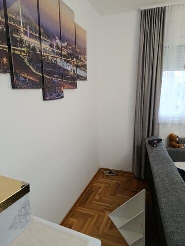 Polica 26 Materijal: Univer debljine 18mm u belom dekoru. Dimenzije — 6