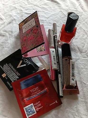 Set šminke i mini parfema – miks proizvoda za lice, oči, usne i nokte