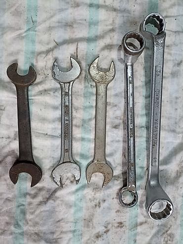 polovan alat: Ključevi sa slike,dva okasta 41/3632/30 viljuškasti dva 32/30 i — 2