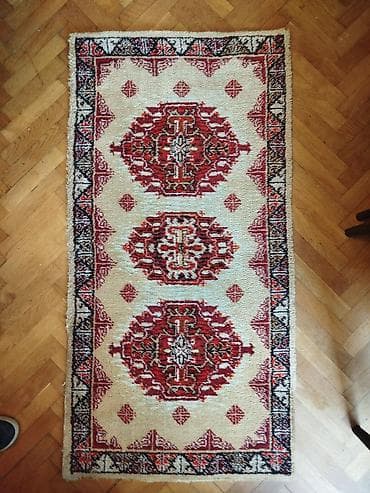 beli tepih cvece: Tepih stazica Duzina oko 140 cm. Sirina oko 70 cm. S jedne strane — 4
