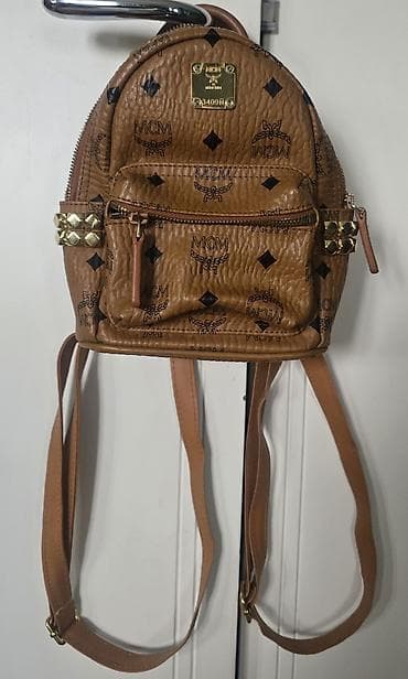 stradivarius aksesoari: MCM mini stark ranac konjak braon boje sa monogram printom. Nov je — 3