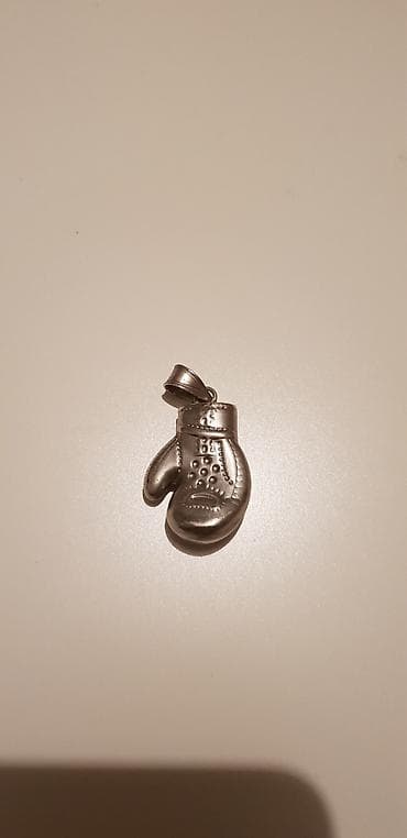 nakit od rozenkvarca: Privezak u obliku bokserske rukavice.Materijal:metal u srebrnoj boji - — 1
