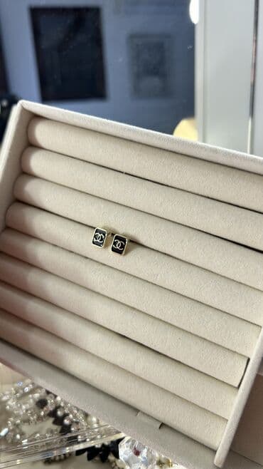 new yorker srbija prsluci: Screwback earrings, Chanel, Material: Stainless steel — 1