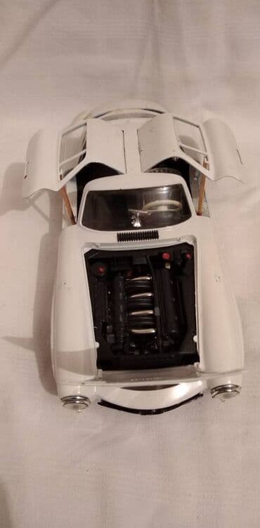 legendarni automobili 11 broj: Burago mercedes benz 300 sl, 1:18 fale oba branika,zalepljena z.hauba — 2