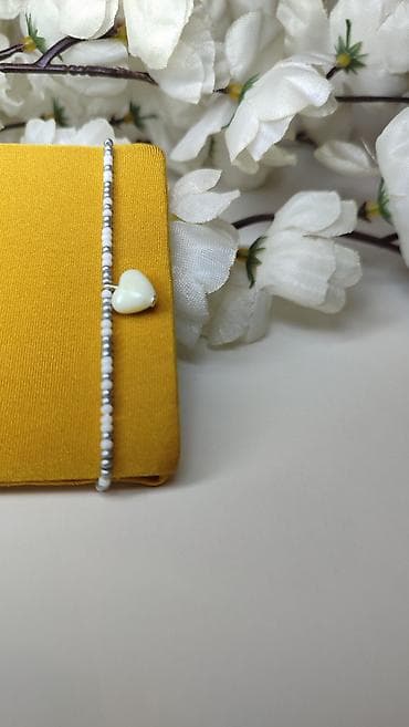 Men's Footwear: Narzukvica od sitnih perlica sa priveskom srce - Ručno nizana — 3