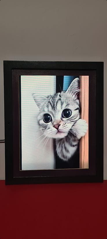 ram za fotografije: ▪︎ Digitalni foto‑ram sa ekranom u drvenom ramu: Compositor — 1