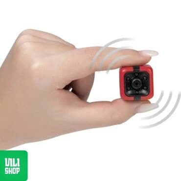 Crvena mini nadzorna kamera kvadratnog oblika, kompaktna i diskretna