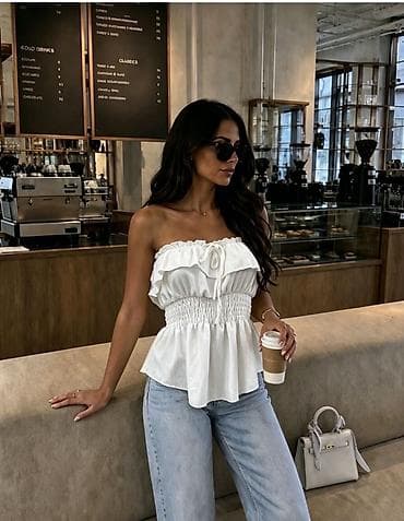 bluze legend: Ženska letnja bluza bez bretela – model sa volanima
1800 din 
S M L — 4