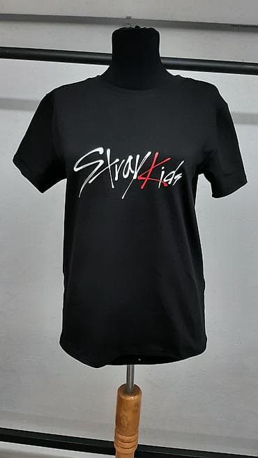 Majica sa stampom STRAY KIDS, moze da bude u crnoj ili beloj boji na lalafo.rs Majica sa stampom STRAY KIDS, moze da bude u crnoj ili beloj boji