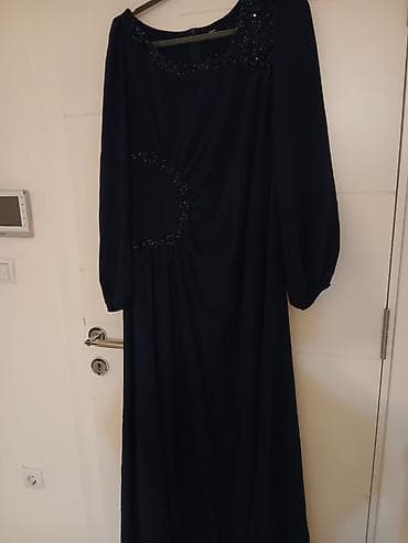 Duga tamnoplava elegantna haljina sa ukrasnim šljokicama. Model sa