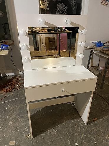 dupli lavabo sa ormaricem: Toaletni sto sa holivudskim ogledalom i LED sijalicama - Moderan — 1