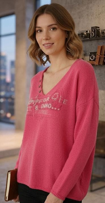 Ženski džemper u intenzivno roze boji - Kroj: ležeran, blago