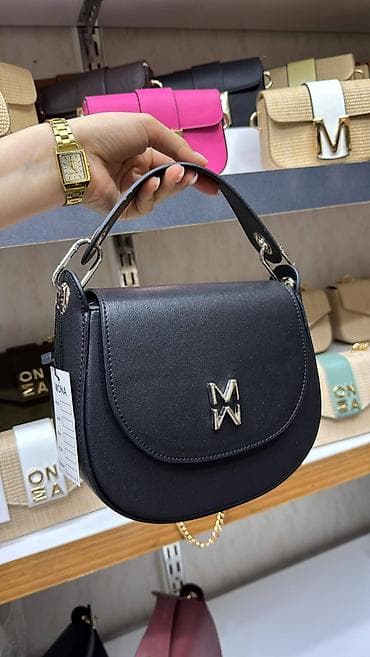 idealan poklon za decka: Ženska torba „MONA“ – polukružni crossbody/shoulder model - Dizajn — 2