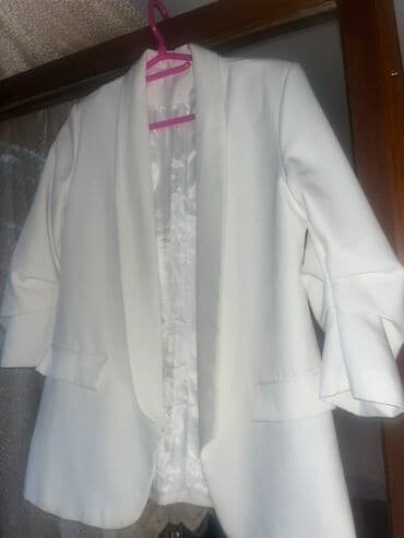 Women's Clothing: Elegantni beli ženski blejzer - Klasičan, otvoren kroj bez kopčanja - — 2