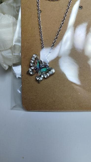 rajf za bebe: Ogrlica sa priveskom leptira - Tanak lančić u srebrnom tonu - — 3