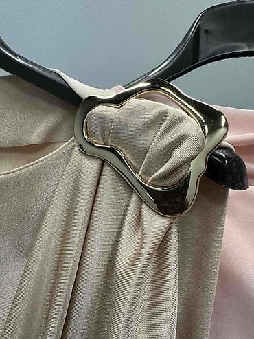 pull and bear dostava: Elegantna ženska bluza sa asimetričnim dizajnom i jednom dugom — 4