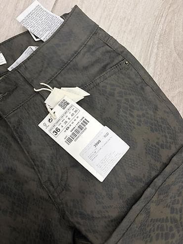 maslinasto zelena kosulja: Ženske pantalone sa zmijskim printom – ZARA - Brend: ZARA - Model — 2