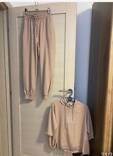 Duks + donji deo trenerke – komplet u bež/nu­de nijansi. - Materijal