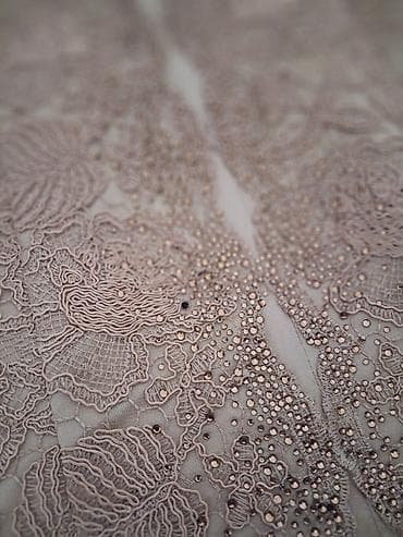 haljine od cipke za svadbu: Elegantna haljina od čipke sa ručno našivenim perlicama i štrasom. - — 2
