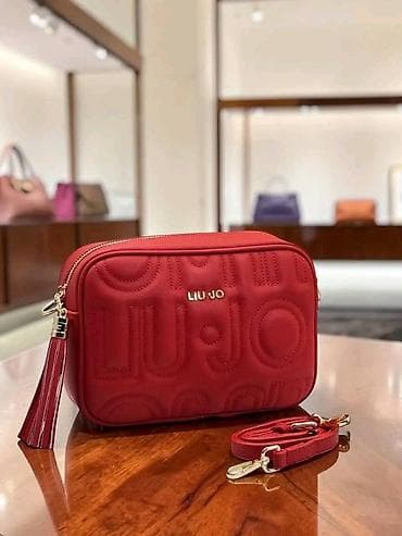 liu jo crna torba: Liu Jo crossbody torba – model sa reljefnim monogramom - Kompaktna — 1